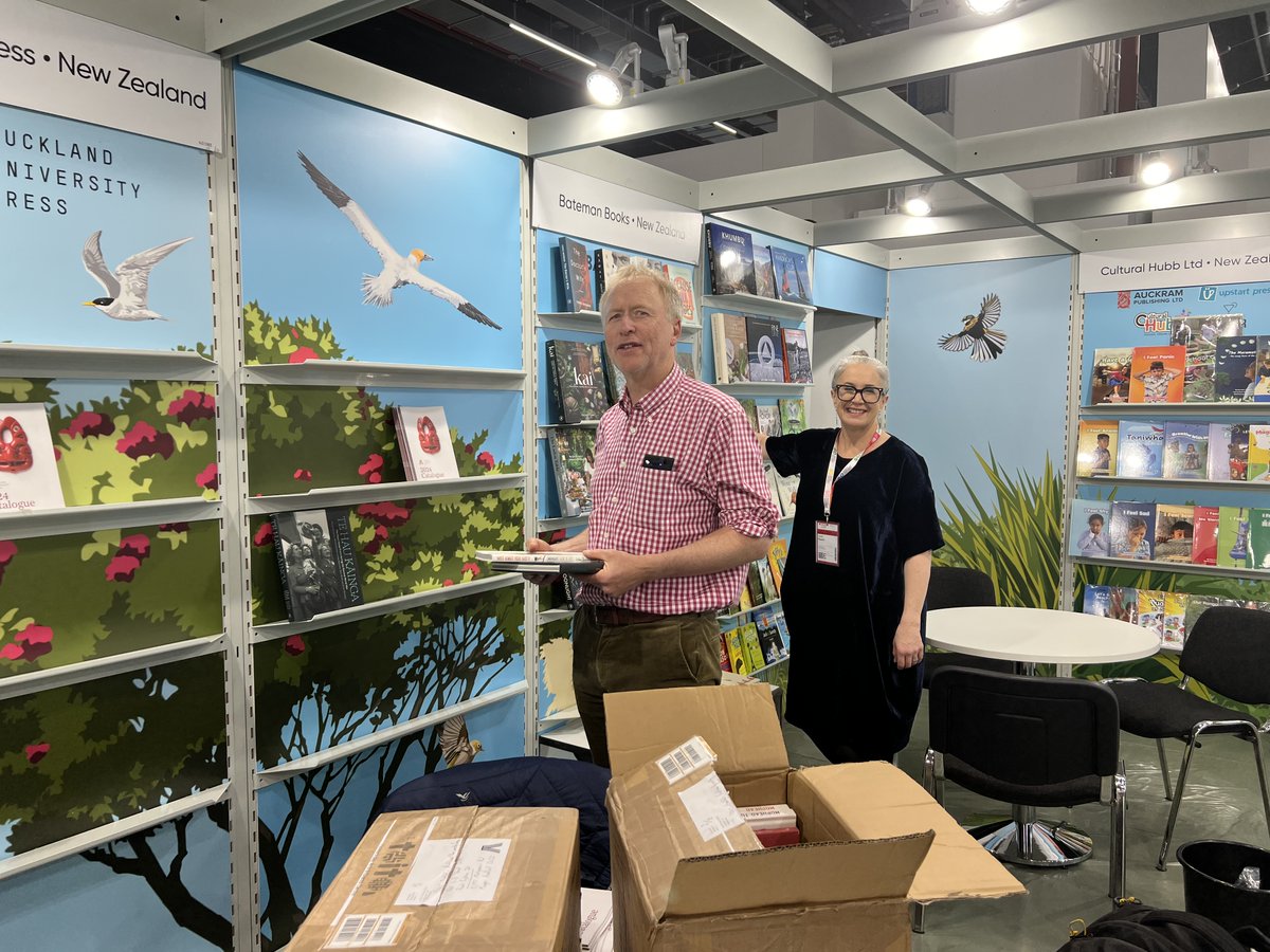 📚 It's still yesterday in Frankfurt and our exhibiting publishers have been busy getting set up on the collective stand and exploring the venue ahead of the Fair's kick off on 16 October.
📸 Sam Elworthy from @aucklanduniversitypress  and Louise Russell from @batemanbooks #bfm24