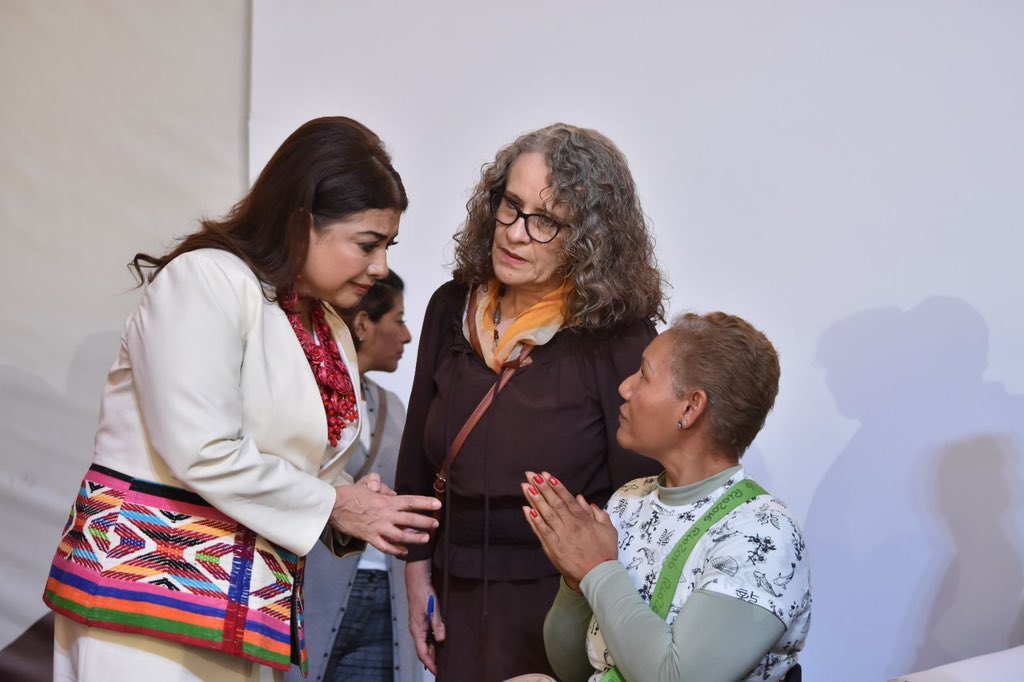 SEBIEN_cdmx's tweet photo. Hoy en la jornada de Zócalo de Gobierno Abierto, la titular de la #Sebien @_AraceliDamian recibe de manera directa a las y los ciudadanos para escuchar y atender sus necesidades.

Con este modelo de atención el @GobCDMX está cerca de ti. https://t.co/7mNizt2fsF