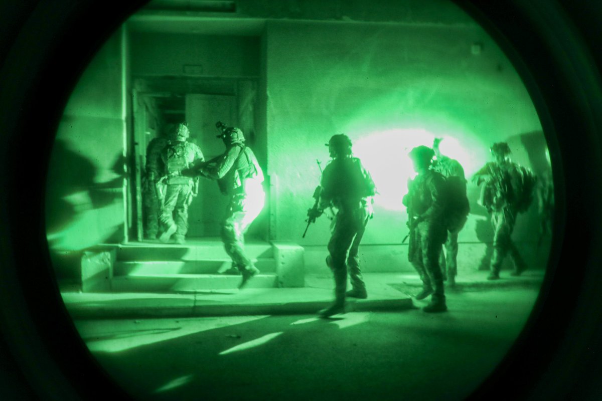 CENTCOM's tweet photo. New Jersey Army National Guard’s 2nd Battalion, 113th Infantry Regiment, conducts night training within the U.S. Central Command (CENTCOM) area of responsibility. @CJTFOIR @USNationalGuard @NJNationalGuard https://t.co/BUlv94Mgc6