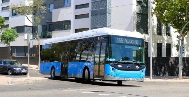 La EMT de Madrid va a acabar el año con 440 autobuses eléctricos (25% de la flota). Los más nuevos circulan todo el día y pueden cargar en 90 min (con pantógrafo invertido)

¡Impresionante!

✅ Irizar iebus/ietram
✅ BYD
✅ BYD-Castrosua
✅ Solaris (CAF)

¿Cuál os gusta más?