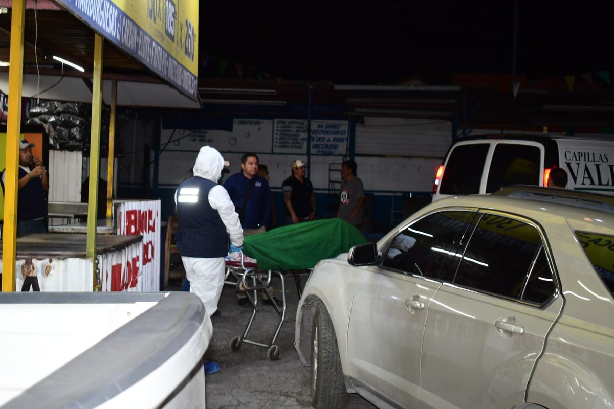 DatosMonterrey's tweet photo. #MILITARESEJECUTANMUJER
Militares #disparon contra vehículo civil y mataron de un #balazo en el rostro a una #madre de familia de 46 años identificada como enfermera del #IMSS Yurixe Rivera en calles de Nuevo Laredo cuando iba de copiloto  acompañada de su esposo e hijo. https://t.co/g6jJZngtmm