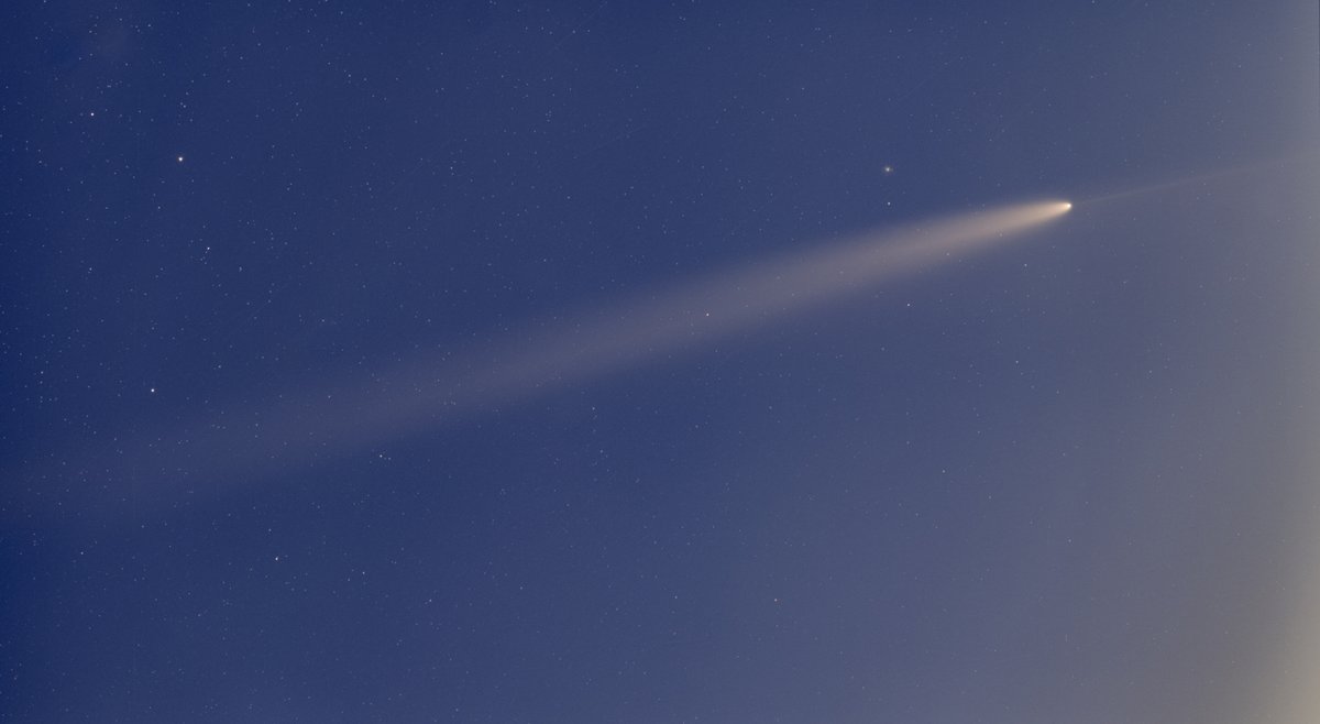 jsenniko's tweet photo. Komēta C/2023 A3 (Tsuchinshan–ATLAS). Šovakar jau labi redzama ar aci. Attēlā aste ap 12 grādus gara, redzama arī anti-aste https://t.co/QnT1trcQMg