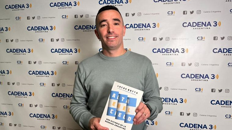 Este 17 de octubre se presenta el libro "Alta en el Cielo" en Rosario 📚🇦🇷

👉 "Un dato que pocos saben: la bandera flameó primero en el puerto de Montevideo que en el de Buenos Aires", cuenta Lucas Botta, historiador y autor del libro.