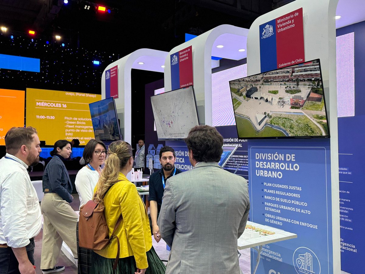 gabyelguetap's tweet photo. Presentando el tema “Construyendo ciudades para las Personas” estuve hoy en #Edifica2024 de @CChC_Chile en donde compartí el trabajo del @Minvu para entregar viviendas con una buena ubicación, con acceso a servicios y equipamiento público. Y visité el stand del ministerio https://t.co/s9yhTRngoR