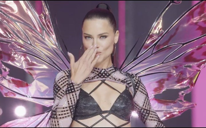 web_anderrr's tweet photo. Nossa brasileira voltou 😍🫦 #VSFashionShow #vsfs24 https://t.co/nNKlHmE6cQ