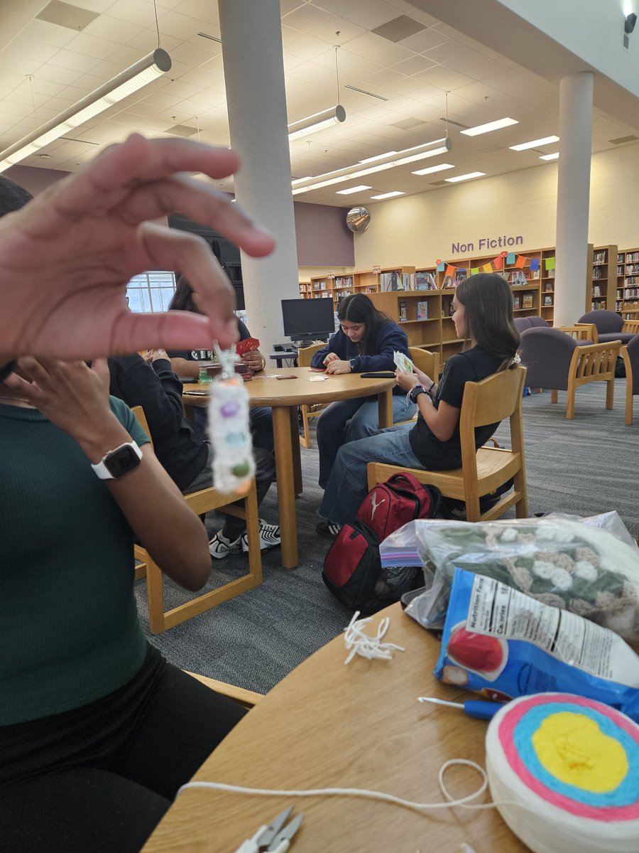 Wayfind Scholars at @porterridgehsnc have been learning different fiber arts and are  finishing their first projects. @ucpsnc @wingateuniv