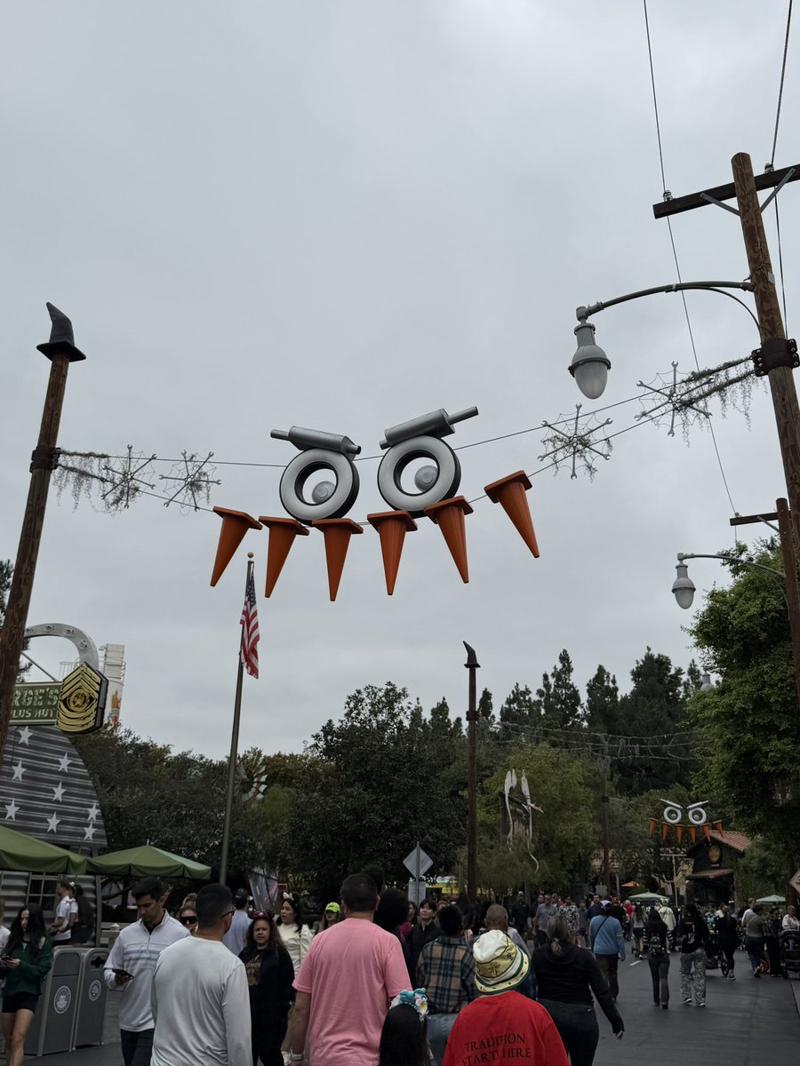 DaftBoyTrunks's tweet photo. So far this Disneyland place cooks and I’m spending it with an absolute hottie https://t.co/SQxuCmwTro