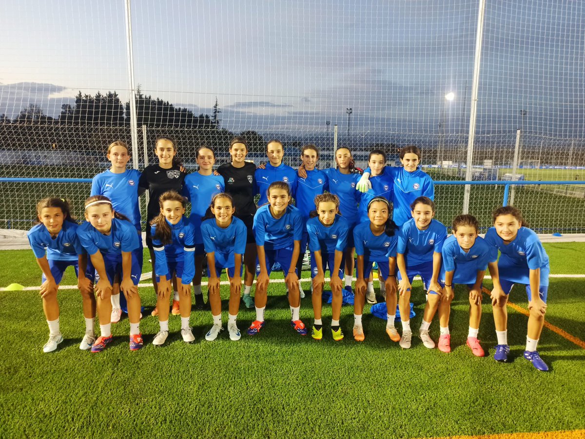 Hoy cuatro de nuestras chicas de los años 2010 y 2011 (Paula, María, Emma y Nadia)  han acudido a las instalaciones del Deportivo Alavés en IBAIA para realizar una sesión de entrenamiento con los equipos femeninos del <a href="/AlavesFem/">Deportivo Alavés Gloriosas</a> . ❤️🖤🤝🏼💙🤍