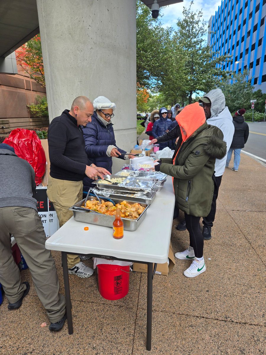 Strikers take care of each other on the picket line by bringing food for their co-workers. Hotel workers are the OGs when int comes to showing hospitality! ❤️