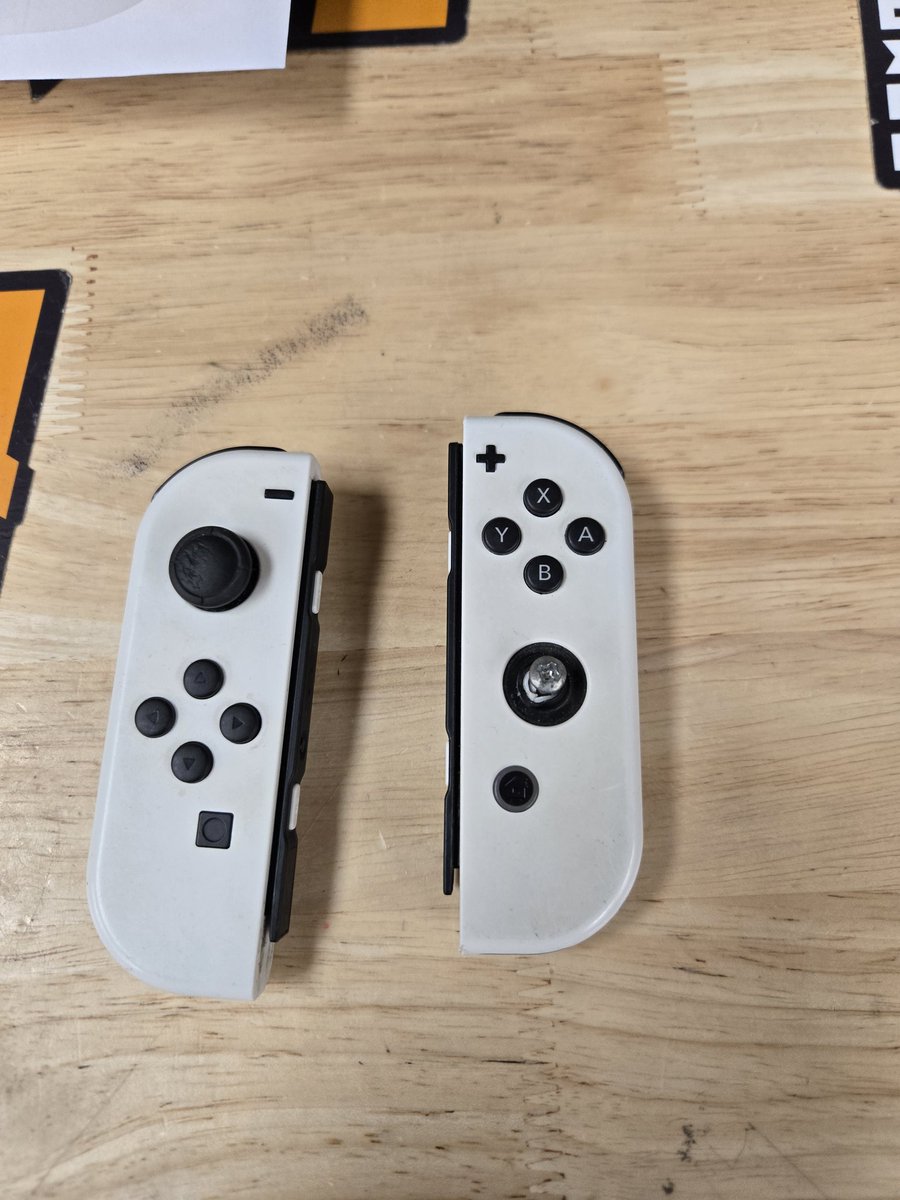 RuneYosh's tweet photo. When your joycon nub breaks off but you still want to use it. 🤣 https://t.co/KBJPhcGJKI
