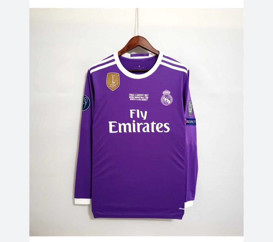 Pitchcr7's tweet photo. @FansdeFUT Les gars vous connaissez des sites de maillots fiables qui ont des anciens comme ceux là ? Même si c'est de la contrefaç m'en fou ^^ https://t.co/ELuKeCygNO