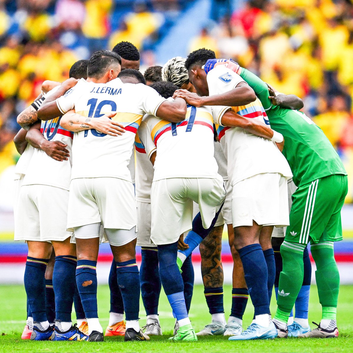😍🇨🇴 Una BELLEZA la camiseta especial de la Selección de Colombia para su duelo ante Chile. Top.