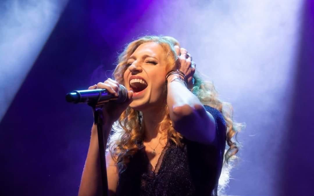 Nuestra queridísima <a href="/torisparks/">Tori Sparks</a> no se perderá el concierto de este viernes en <a href="/Almo2bar/">Almo2Bar Bcn</a> … Y TÚ? TE LO VAS PERDER?
Consigue ya tus entradas anticipadas aquí: entradium.com/events/alma-de… 
.
VENIROOOOOOSSSS!!!
.
📸 Foto 1 @ramon_hortoneda para <a href="/welivemusic_es/">Welivemusic</a> 
📸 Foto 2 @begope_pics 
.