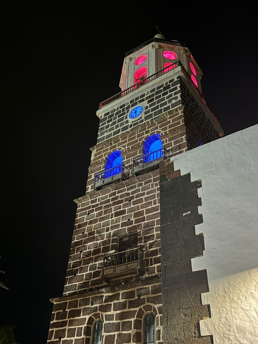 #LaMuertePerinatalSeHabla Encendido del campanario De la Iglesia De la Villa de Teguise en Lanzarote con motivo del Día Mundial de Visibilización de la muerte y el duelo perinatal <a href="/AyunTeguise/">Ayuntamiento de Teguise</a>