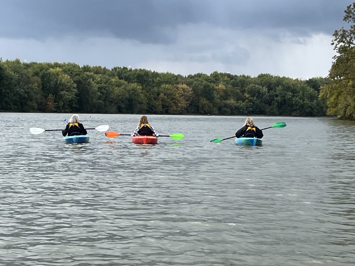 OhioEPA's tweet photo. #TrashTalkin on the #Scioto!
Director Vogel teamed up with @ColumbusDPS and the @CDPU - taking to the waters of the #SciotoRiver.
In 2022, the @ColumbusGov used an #OhioEPA grant to buy canoes and gear needed for river #cleanups all across #Columbus.
#OhioTheHeartOfItAll https://t.co/sRNSvq82oZ