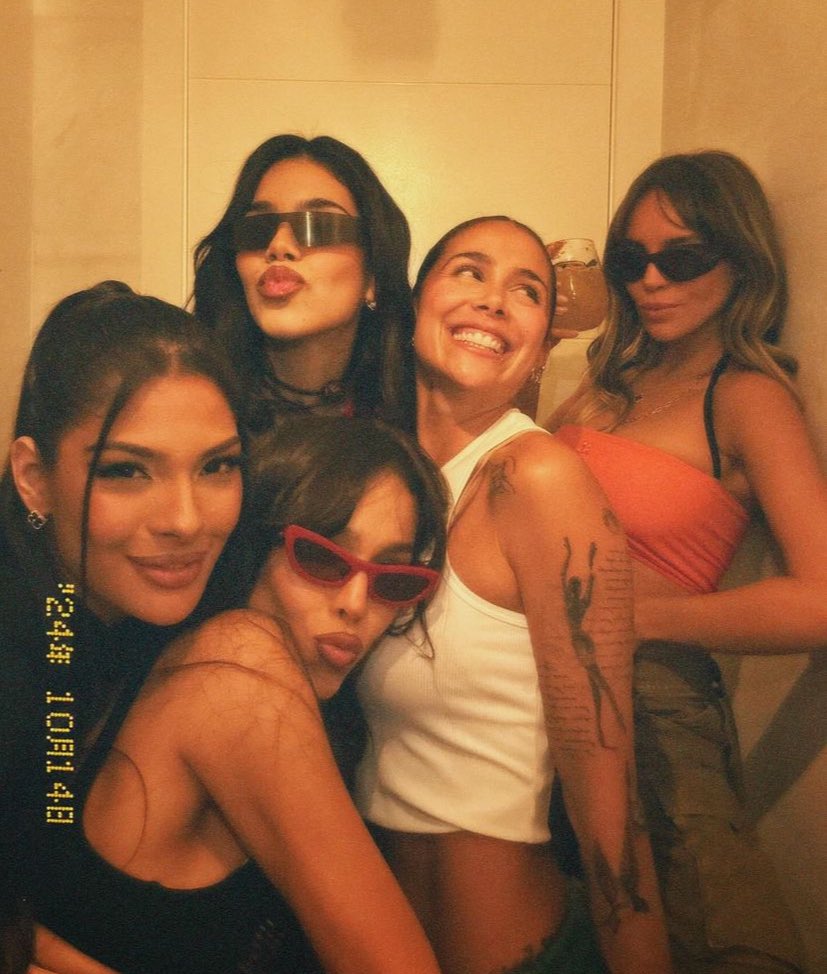 koscaset's tweet photo. Kenia OS, Danna, Belinda, Greeicy y Sheynnis Palacios, REINAS! 💋 https://t.co/QfOy2pg0SC