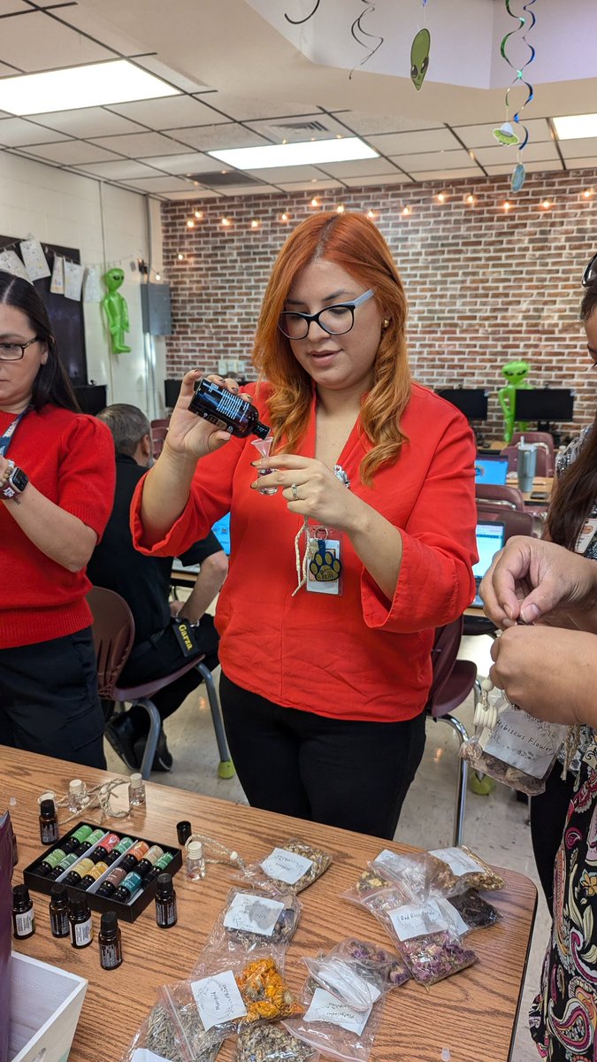 Ocelotscode's tweet image. 💚📝It was a great day for our coding lab team to collaborate with IC @blarraga80 and @TeacherAleman. Thank you for sharing your expertise. We also took some time to take care of our mental health by creating an essential oils blend. 📝💚 #MentalHealthAwarenessMonth