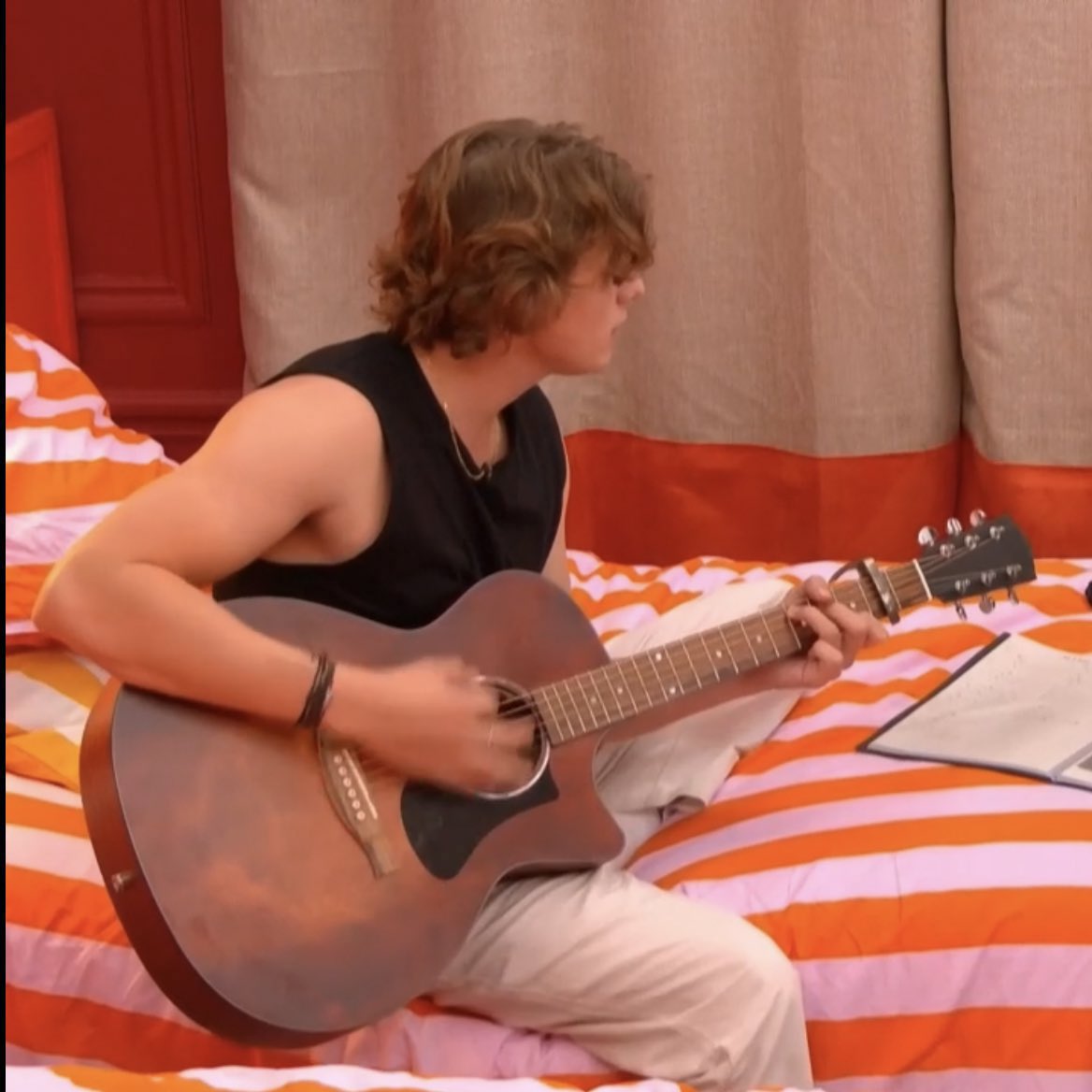 pfanoflove's tweet image. Les hommes calmes et matures avec une guitare &amp;gt;&amp;gt;&amp;gt;&amp;gt;&amp;gt;&amp;gt; 
#StarAcademy #StarAcademyleLive