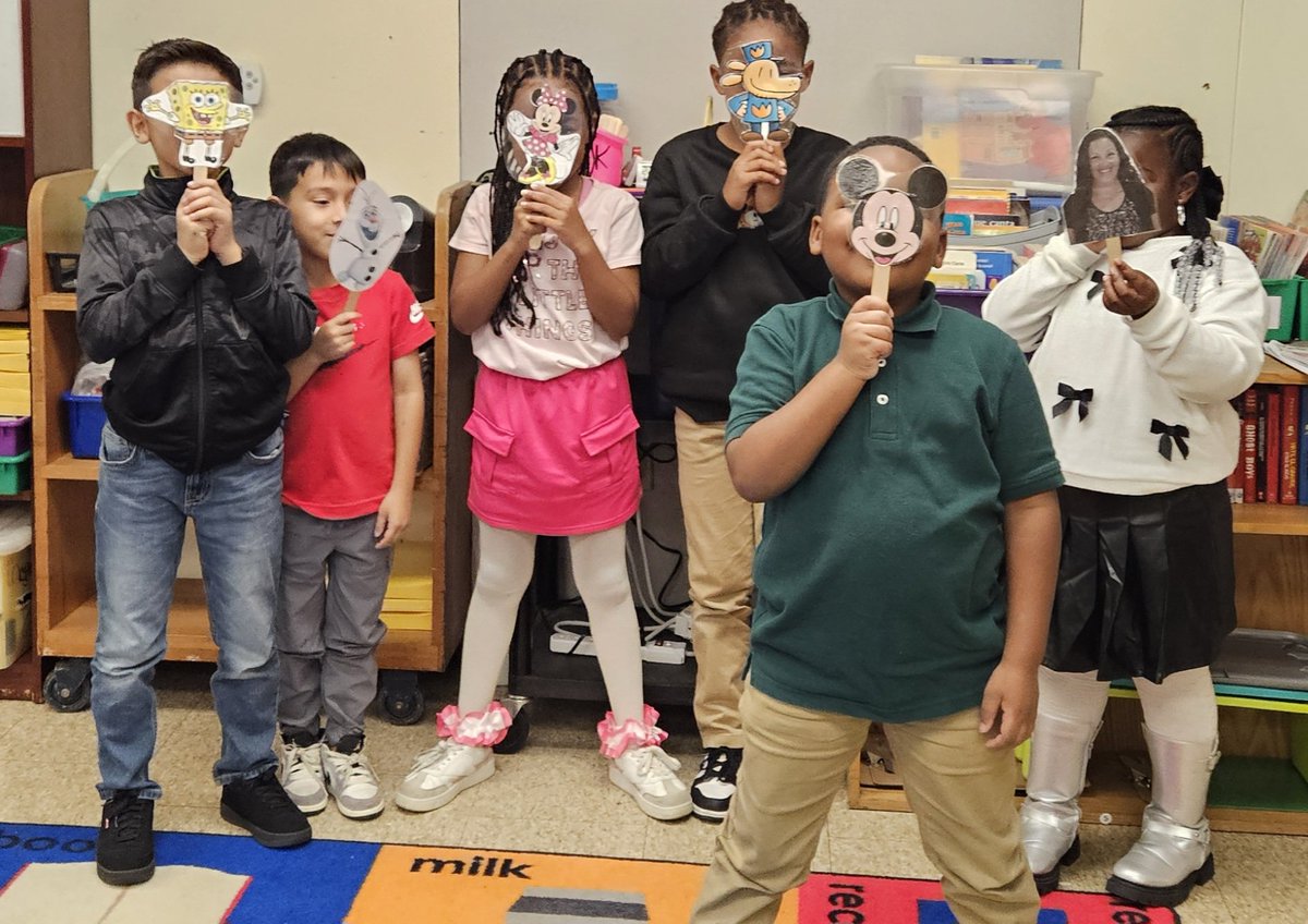 SraChupnick's tweet photo. Ms. Matthew's Gr2 &amp; Ms. Knight's Gr1 students @TeamWoodmoor used puppets to practice introducing themselves by name in Spanish!!!! @BaltCoPS @bcpstv @PrincipalFBrown @R_Hardesty2 #MarylandSealOfBiliteracy #CollegeAndCareerReady #LanguageIsLiteracy https://t.co/QkLXB0CTYP