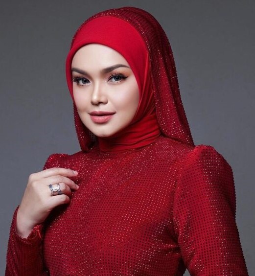 CelebrityVSCel3's tweet photo. Absolutely beautiful in any colour. 
That's #SitiNurhaliza for you!

SITI vs SITI

RT for Siti in Red
LIKE for Siti in Blue https://t.co/hiDhSGiBMe