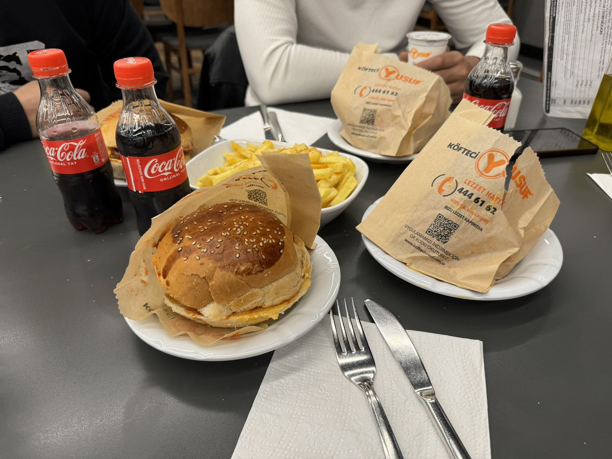 Bu akşam Köfteci Yusuf’a gittik. Yer bulmak için sıra bekledik.

Köfte, et döner, tavuk, kuşbaşı her şey tükenmişti. Sadece hamburger ile sucuk vardı.

Hükümet güvenirliğini o kadar kaybetmiş ki, millet şu düşünce ile Yusuf’a hücum etmiş:

“Bunlar domuz eti var diyorsa YOKTUR.”