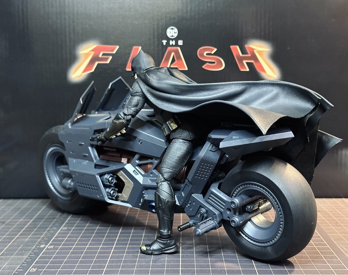 K2Works1's tweet image. 1:12 THE FLASH / Batcycle

パーツは全塗装されていますが
ウェザリング、エイジングは後程に

前輪は劇中同様左右個別に可動するよう
加工してみました🫡

MAFEXのBATMANにもジャストサイズ✨

#创世模王 #MODOKING #mafex
#Batman #TheFlash