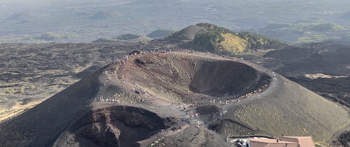 Already spent 3 incredible days here, I must say I’m thoroughly enjoying the EMBO Workshop in Catania—the science, the location, and, most of all, the wonderfully friendly atmosphere of the “muscle” people. On the top of that, a visit to Mount Etna this afternoon🏃🏻‍♀️👇🏼