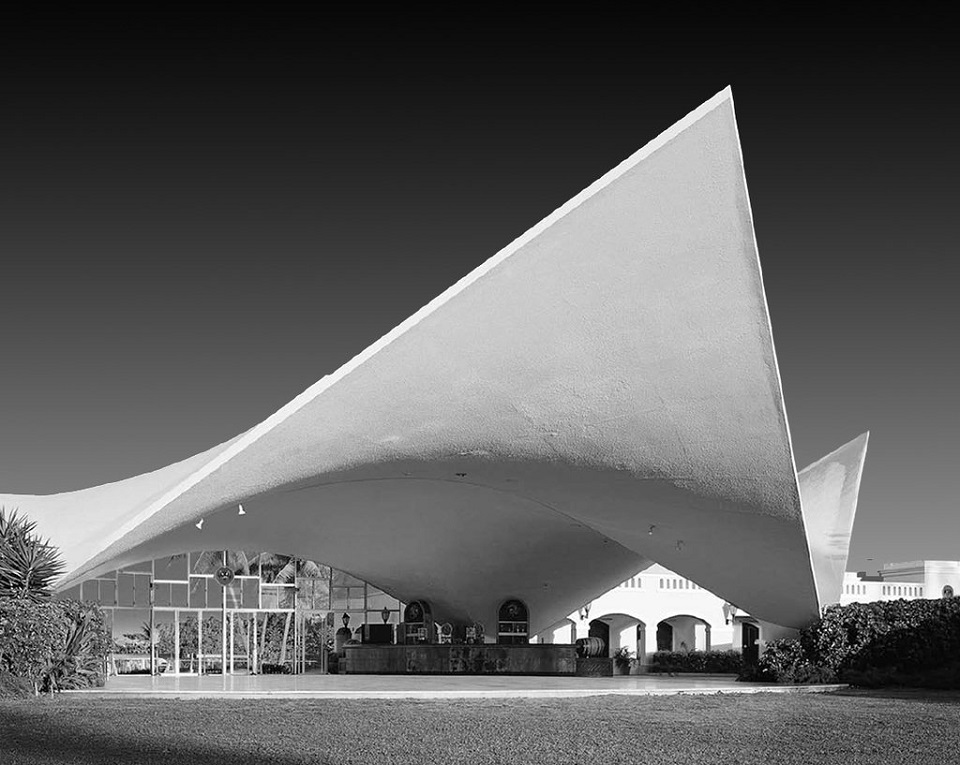 #ClasicosDeArquitectura :
Bacardi visitor pavilion diseñado por Félix Candela.
#Arquitectura