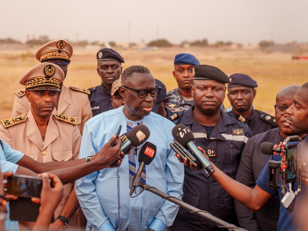 Min_Interieur's tweet image. Le Ministre de l'Intérieur, Général Tine, s'est rendu à Dembancané pour apporter le soutien du gouvernement aux sinistrés des inondations. Mesures d'urgence, solidarité nationale et reconnaissance des autorités et entreprises mobilisées. #SolidaritéNationale #Matam