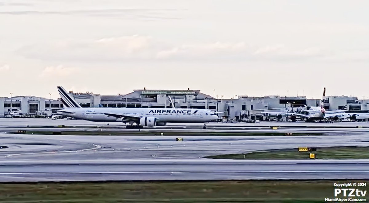 AirportWebcams's tweet photo. After its entire 15 year service in SkyTeam livery, @airfrance Boeing 777-300ER F-GZNE is now in standard scheme  (F-GZNT also). Just landed at Miami on today's #AF90 from Paris/CDG.

MIA webcams: https://t.co/oiCaNUf6pi

Special Liveries: https://t.co/riT32zr1dz

(c) PTZtv https://t.co/scqyW0YzSm