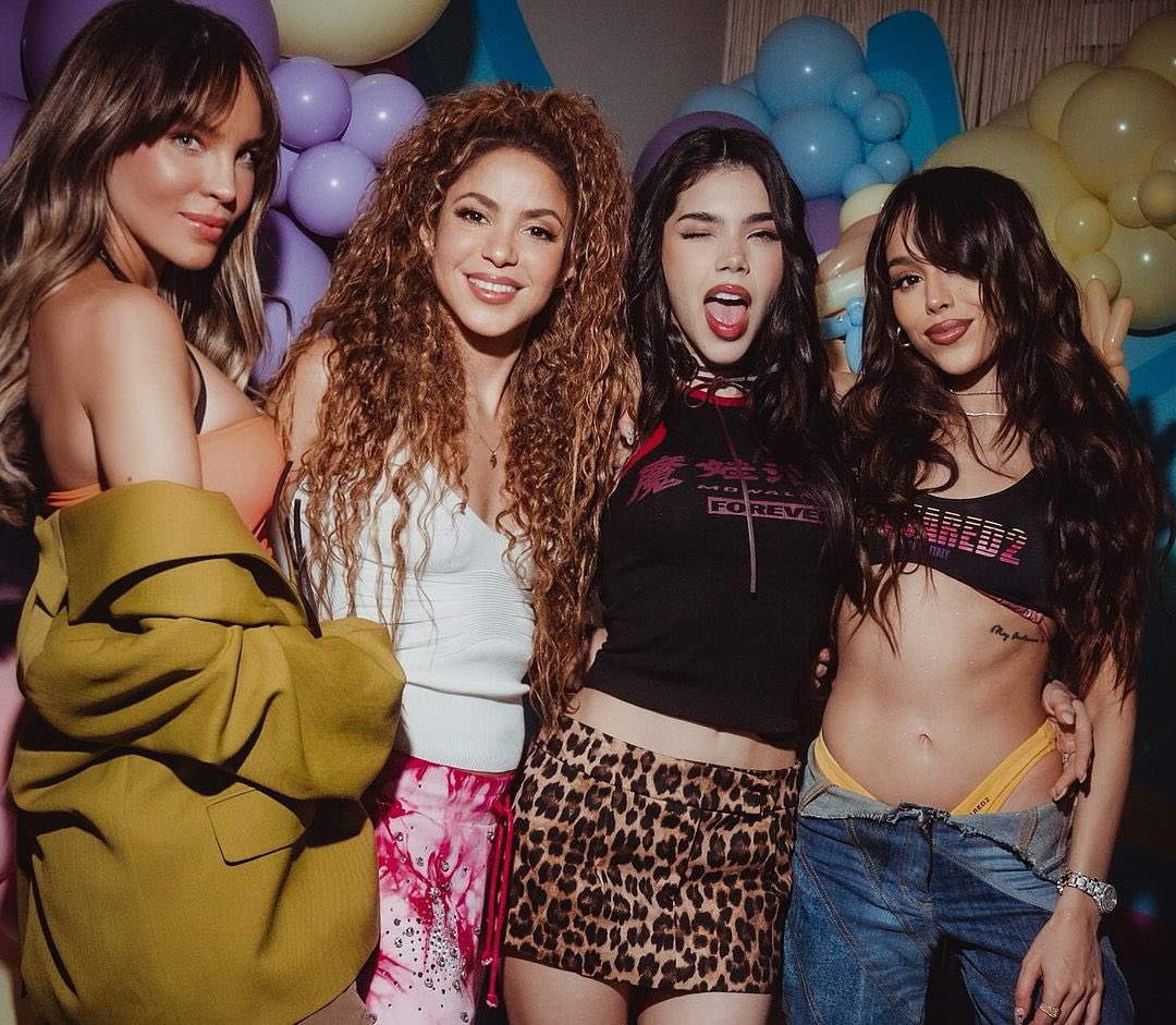 PopBase's tweet image. Belinda, Shakira, Kenia Os and Danna in new photo together.