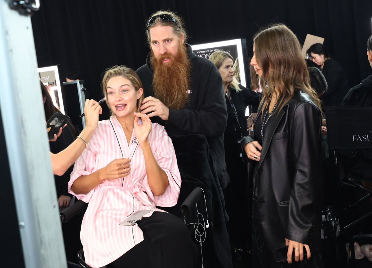 GigiHadidPT's tweet photo. Gigi Hadid no backstage do Victoria’s Secret Fashion Show. #VSFashionShow2024 https://t.co/mUhMVHD4J9
