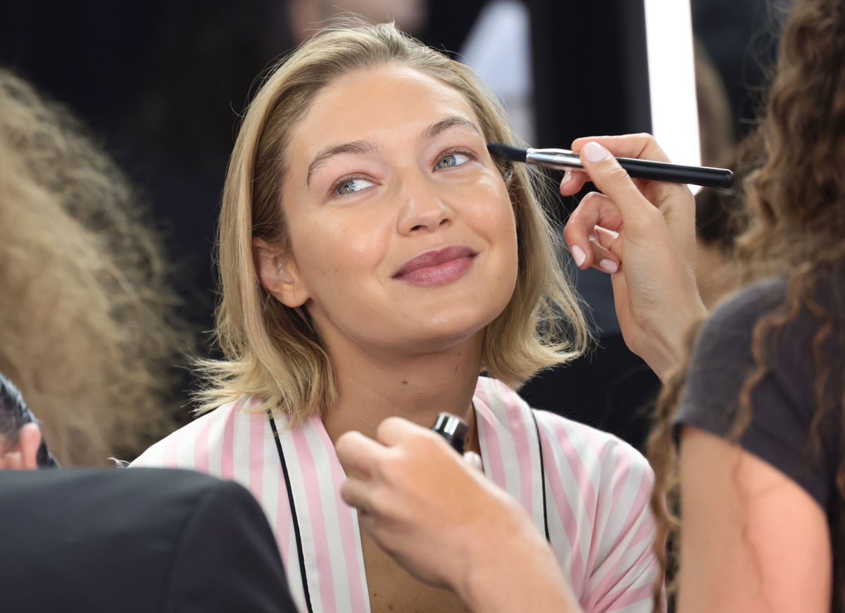 GigiHadidPT's tweet photo. Gigi Hadid no backstage do Victoria’s Secret Fashion Show. #VSFashionShow2024 https://t.co/mUhMVHD4J9