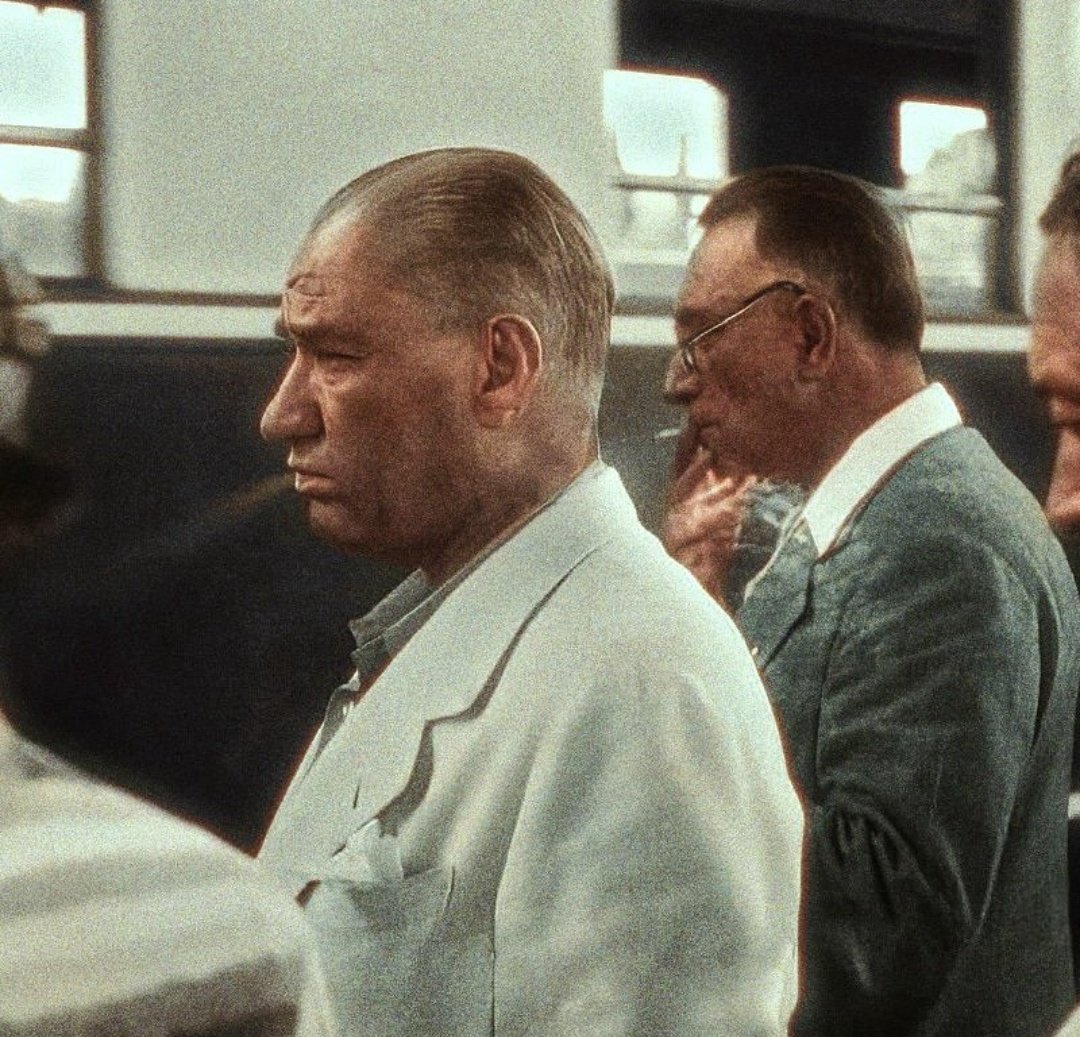 Con Sinov (@lordsinov) on Twitter photo Kapıyı kapattı; bir koltuğa yığılır gibi oturdu; eliyle işaret ederek beni de oturttu. Çok yorgun, düşünceli ve sinirli görünüyordu; bir sigara yaktı:
"Bunalıyorum çocuk, büyük bir ıstırap içinde bunalıyorum!” dedi. 
“Görüyorsun ya, her gittiğimiz yerde mütemadiyen dert, Kapıyı kapattı; bir koltuğa yığılır gibi oturdu; eliyle işaret ederek beni de oturttu. Çok yorgun, düşünceli ve sinirli görünüyordu; bir sigara yaktı:
"Bunalıyorum çocuk, büyük bir ıstırap içinde bunalıyorum!” dedi. 
“Görüyorsun ya, her gittiğimiz yerde mütemadiyen dert,