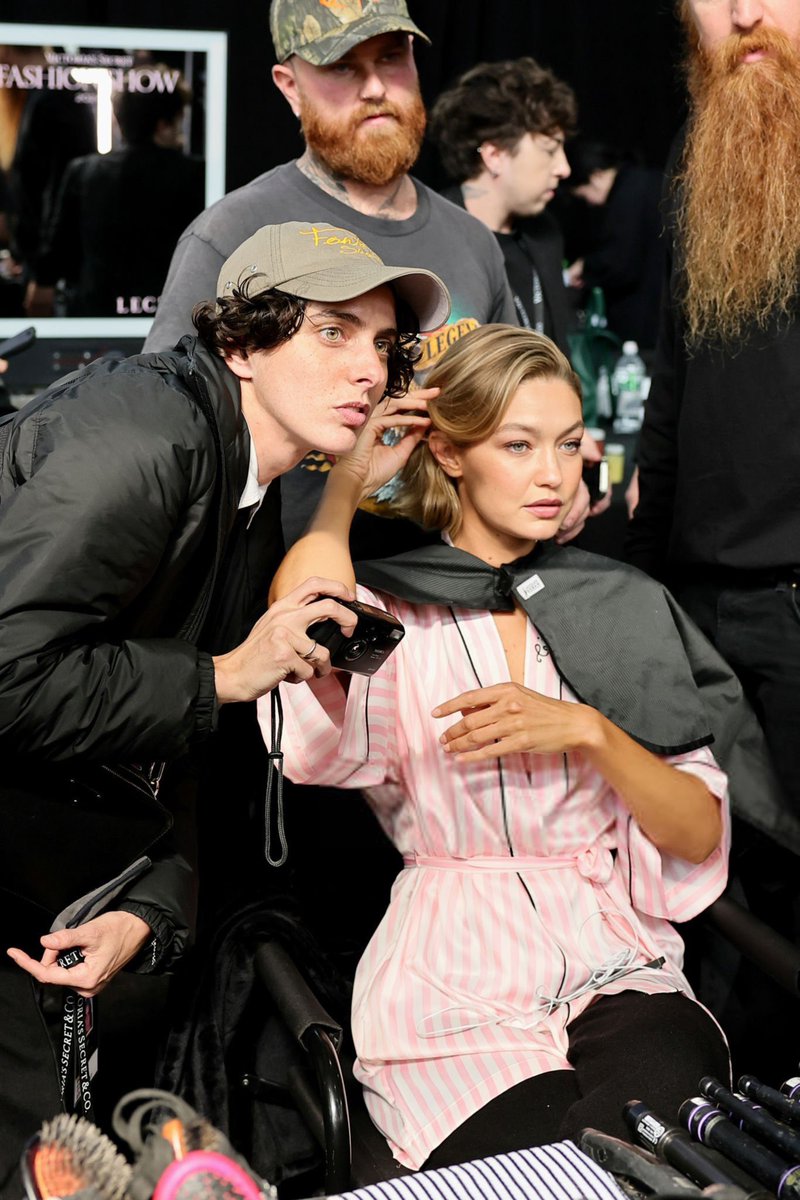 GigiHadidPT's tweet photo. Gigi Hadid no backstage do Victoria’s Secret Fashion Show. #VSFashionShow2024 https://t.co/oD303m9qlA