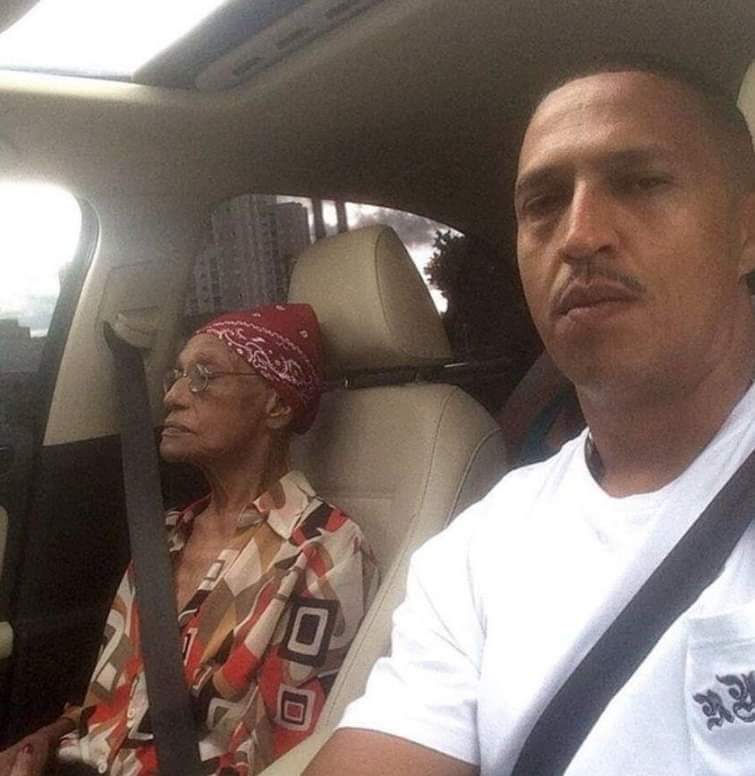 Cresci comendo o que tinha no meu prato e usando o que minha mãe podia pagar. Foi assim que aprendi a ser grato.🌹