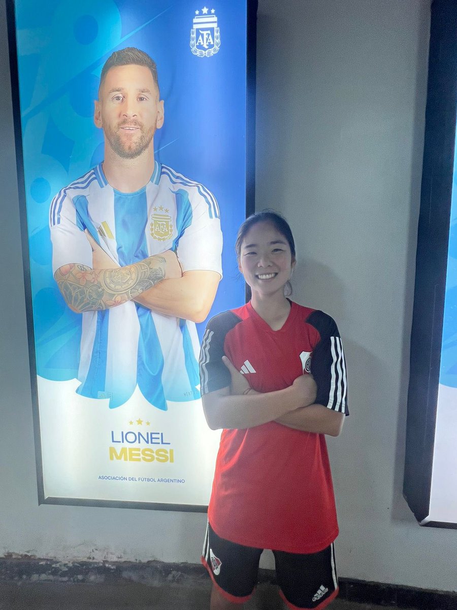 Vamos Argentina 🇦🇷
No conseguí entradas para ver a Messi y la selección en el monumental, pero pude sacarme una foto con “el“ 🐐jajajaja
Apoyando a la celeste y blanca 🩵🤍
Y a Leo siempre !!!! 

リーベルスタジアムの中の選手の写真がアルゼンチン代表用になってたからメッシと🐐🇦🇷