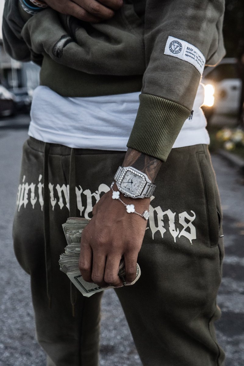 solidyunginn_'s tweet image. I ain’t doing bad at all! #E4M🧡 #LLWB🖤 #FreeTheGuyz🔓