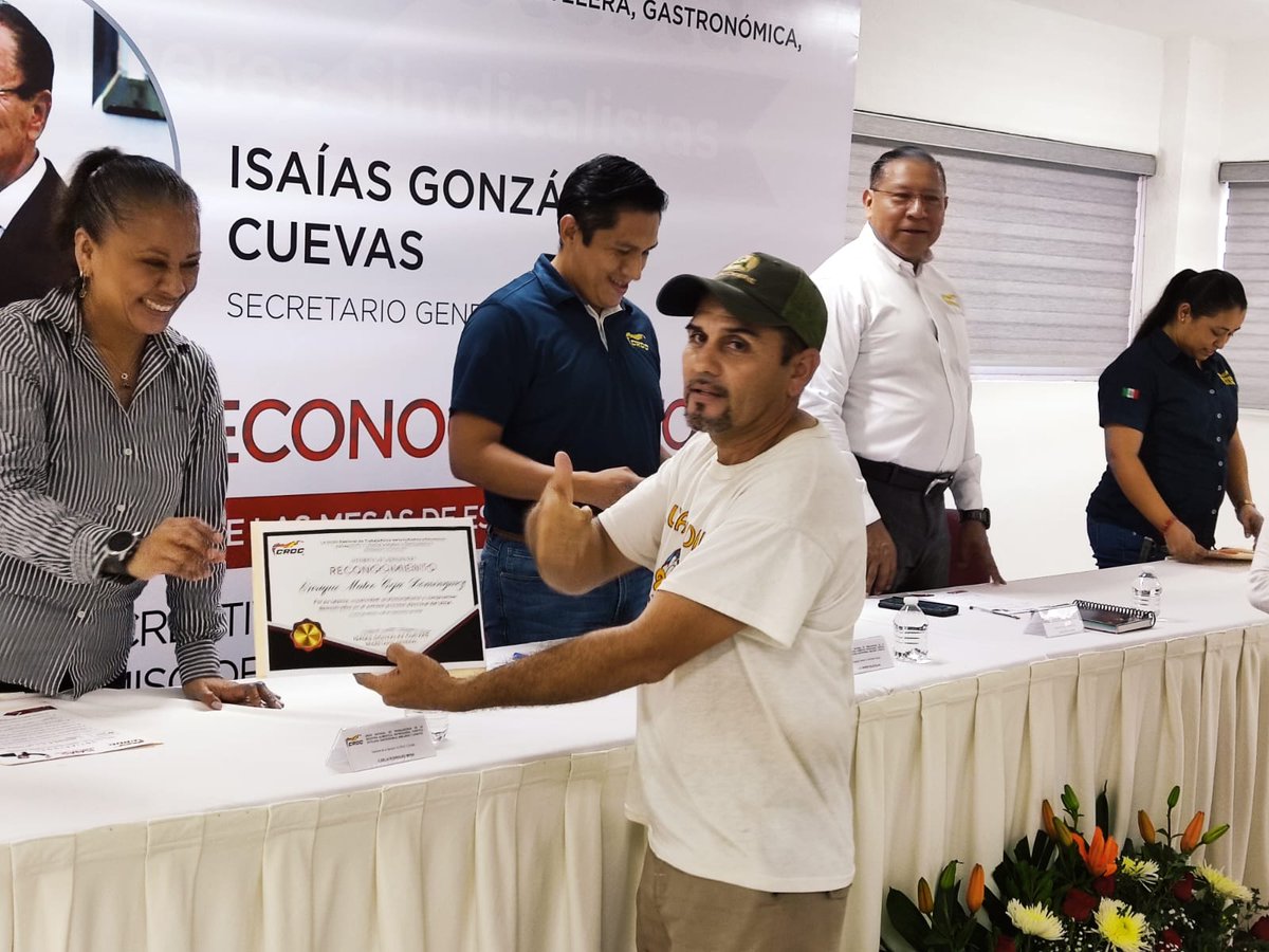 FerGaspar10's tweet photo. COLIMA| Nuestro dirigente del estado @davidoq realizó la entrega de reconocimiento en nombre de nuestro líder nacional @IsaiasGCroc a las y los compañeros que participaron en el éxitoso proceso electoral de septiembre 2024.
@CROCContigo
@CROCColima2 @OCroquista https://t.co/km75Fo7uWr