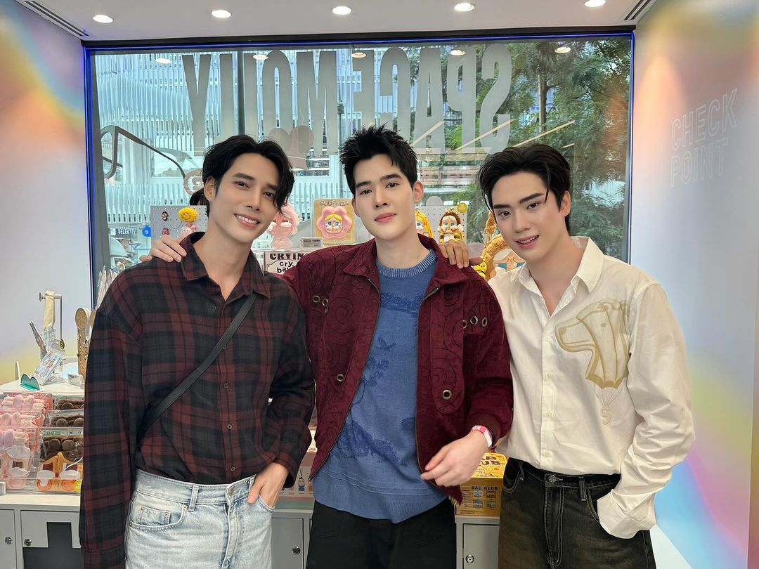 TEeInMyHeart1's tweet photo. IG: princess.wp
POP MART THAILAND 1st ANNIVERSARY and Hello SIAM SQUARE ✨🎉
ทุกคนเก่งมาก 🫰🏼🫰🏼
#Popmart #PopmartxTEe
#TEeThanapon #ตี๋ธนพล
#first_parada #denkhunngamnet https://t.co/SJIa6ArsTS