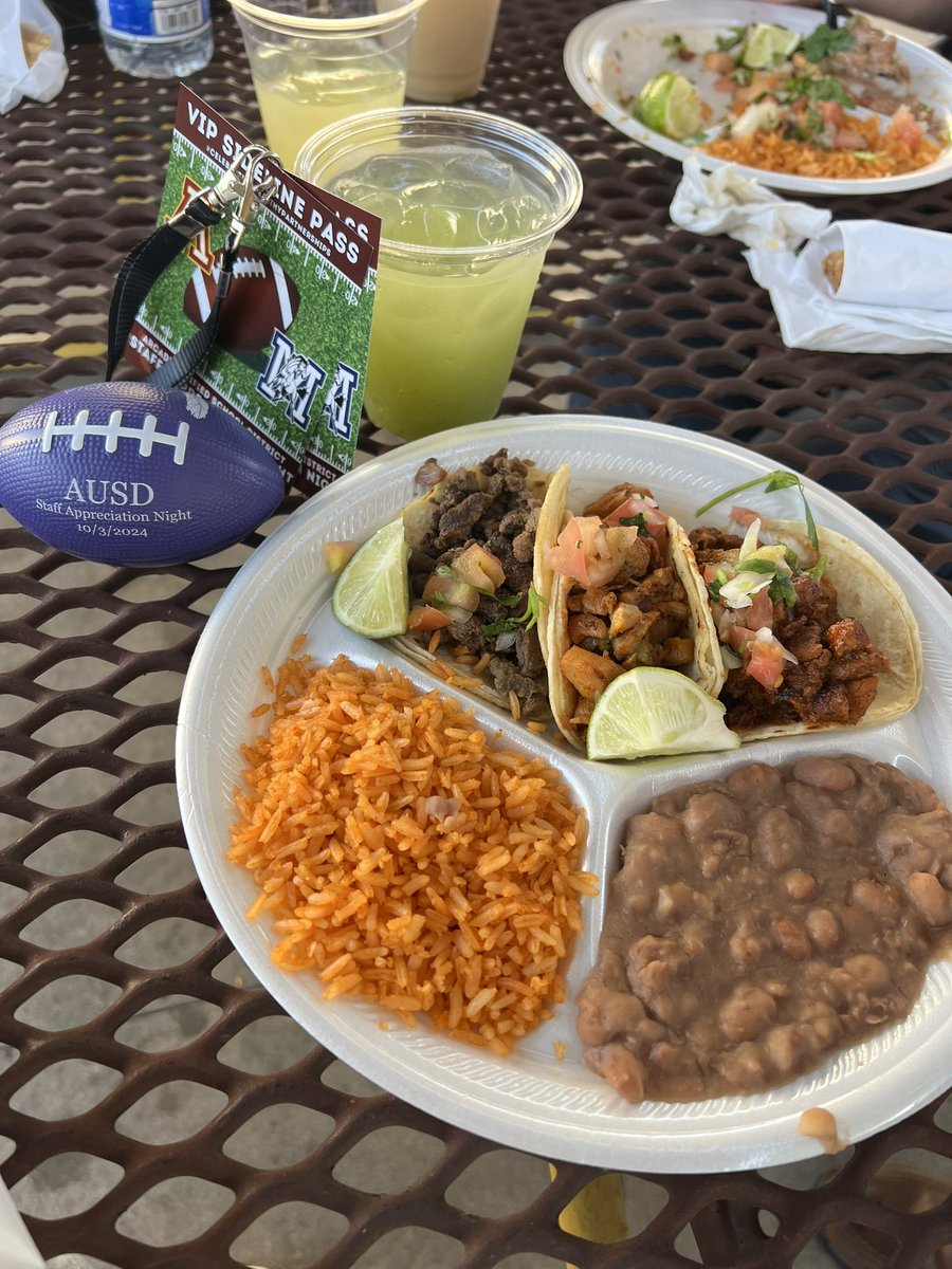 HalimStephaniee's tweet image. 😃 🎉 #AUSDappreciation @ArcadiaUnified @aefpres @CaminoGrove @ReneeCostarella #teacherlife 👩🏻‍🏫 #StudentSuccess 🎉 💞 Always a nice way to celebrate a new year at a 🏈 🏟️🏉game! 👏🏼 Special thanks to our sponsors @FoothillCU for our 🌮 🌮 🌮 #BetterTogether