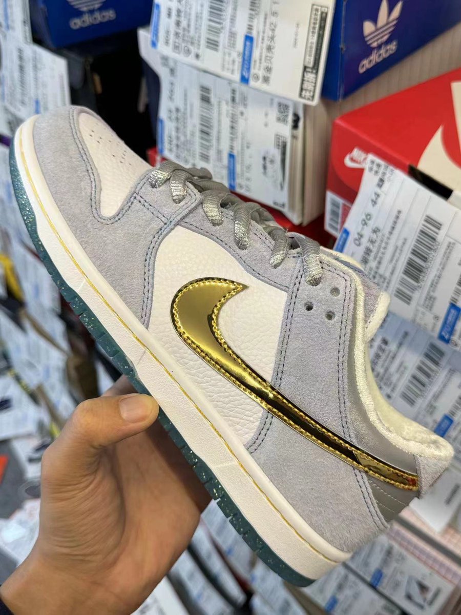 Sunsupperboy's tweet photo. 情人节dunk https://t.co/bZJL2X9UVm