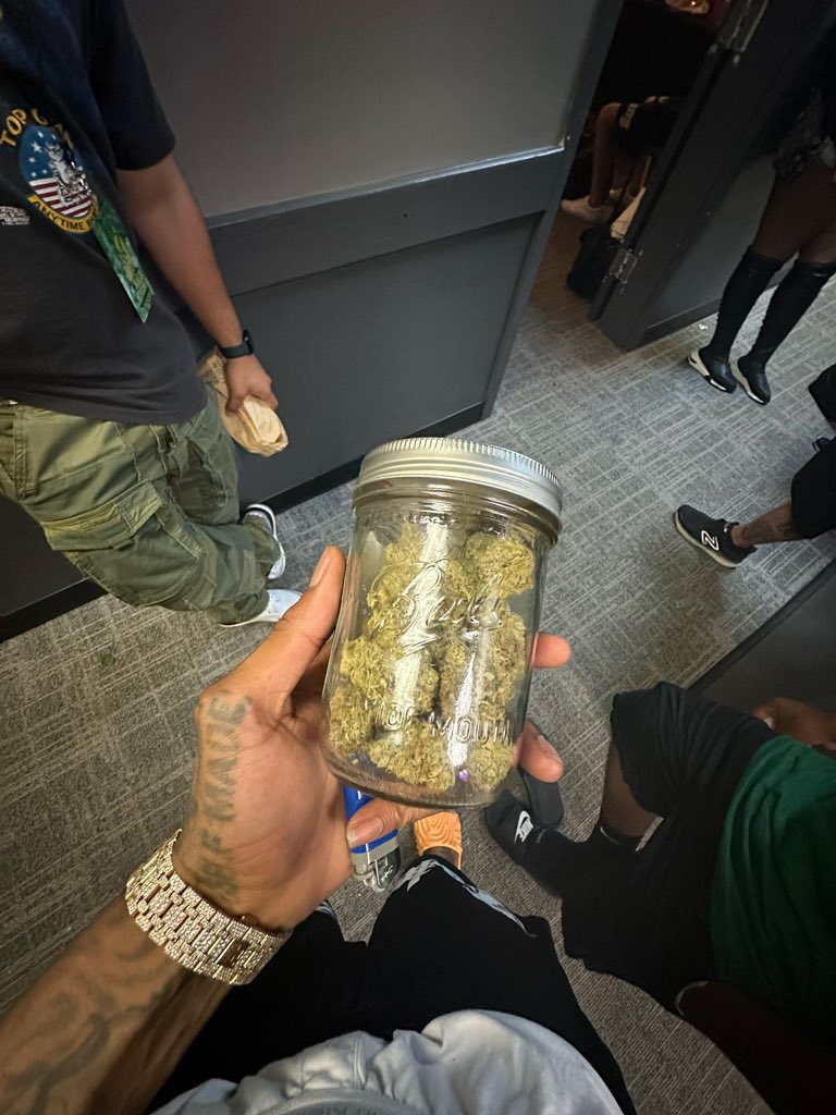 Limpee3's tweet image. My goal is to have y’all purchasers satisfied 💚🔥#StonerFam