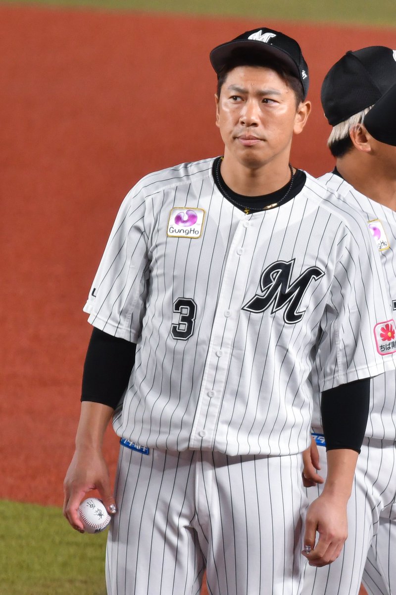 まって今気づいたんだけど角中さんボールに藤原って書いてるwwwwwww