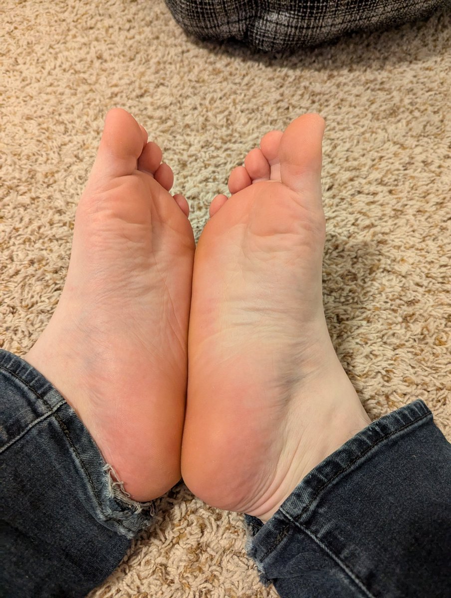 DractheWriterAD's tweet photo. Like I promised, some foot shots for y'all. I'm sure some of you would like to be under 'em, or do more with them. https://t.co/OzTYYUDrgt