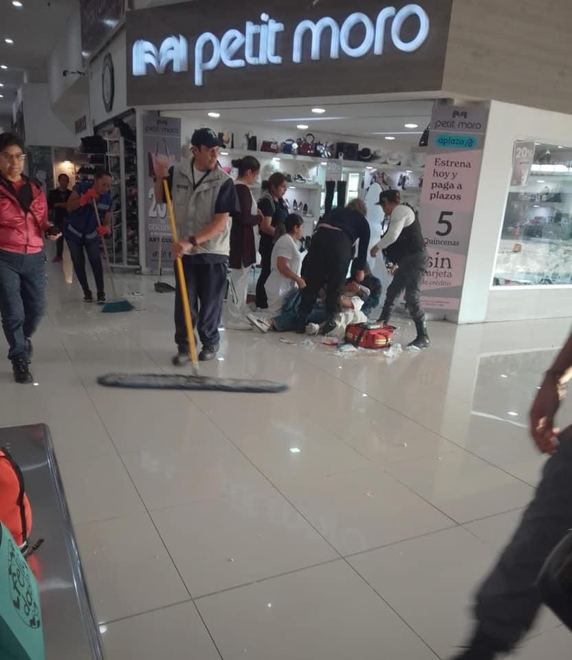 Planoinforma's tweet photo. 🚨 Cae mujer tras desprenderse un pedazo de techo en el Dorado, fue auxiliada por enfermeras que se encontraban vacunando en la plaza.
#SeguridadSLP https://t.co/ns45q7CDQV