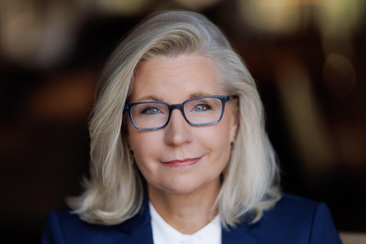 DisavowTrump20's tweet image. Liz Cheney has put country over party to defend our democracy.

RETWEET to thank Liz Cheney for endorsing Kamala Harris!