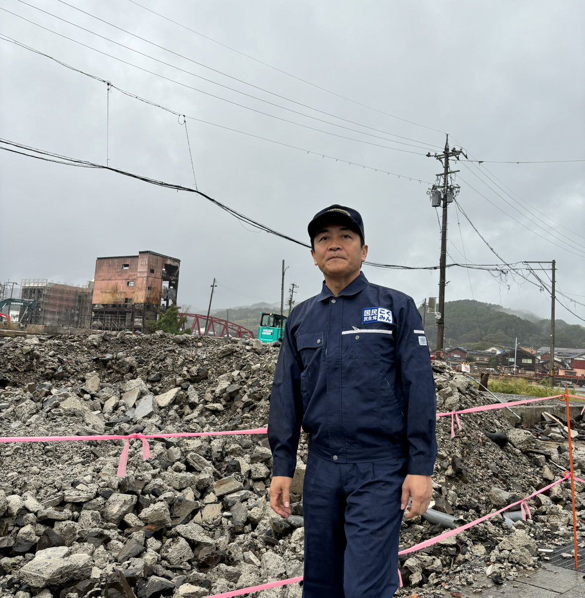 朝から輪島市内を回っています。まだまだ地震の爪痕が残る中で豪雨災害が発生しました。ある飲食店の方は、地震で壊れた設備を入れ替えて、さぁこれから頑張ろうという時に、水害でぜんぶ水に浸かり、心が折れたそうです。