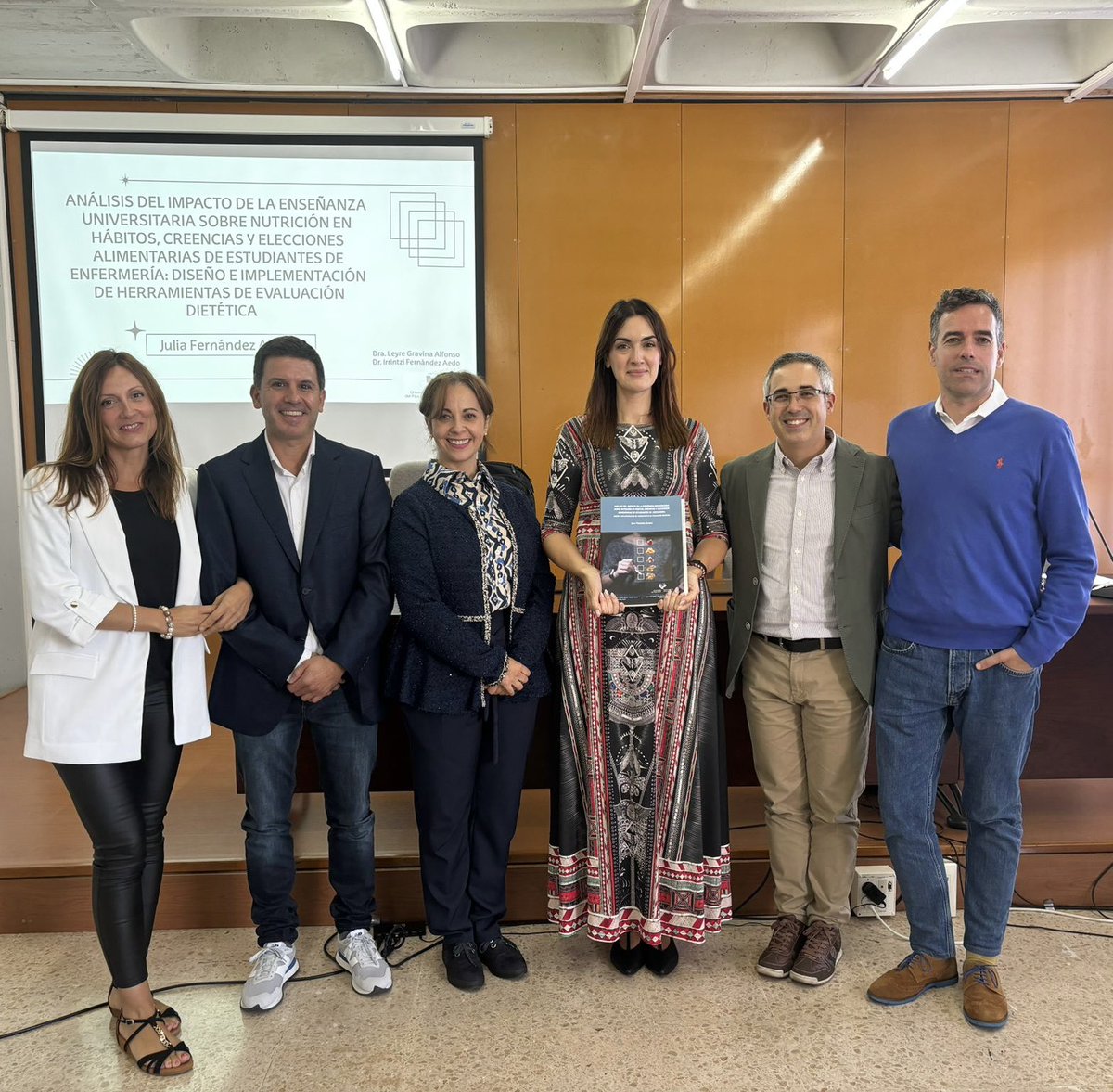 Orgullosa de haber dirigido la tesis doctoral de <a href="/Julefernandez2/">Julia Fernández PhD</a> sobre educación universitaria y su influencia en los hábitos alimentarios de las estudiantes de enfermería. 🧑‍⚕️🎓
Zorionak por este gran logro! 🎓🥳
#EducaciónUniversitaria #Enfermería  #Alimentación