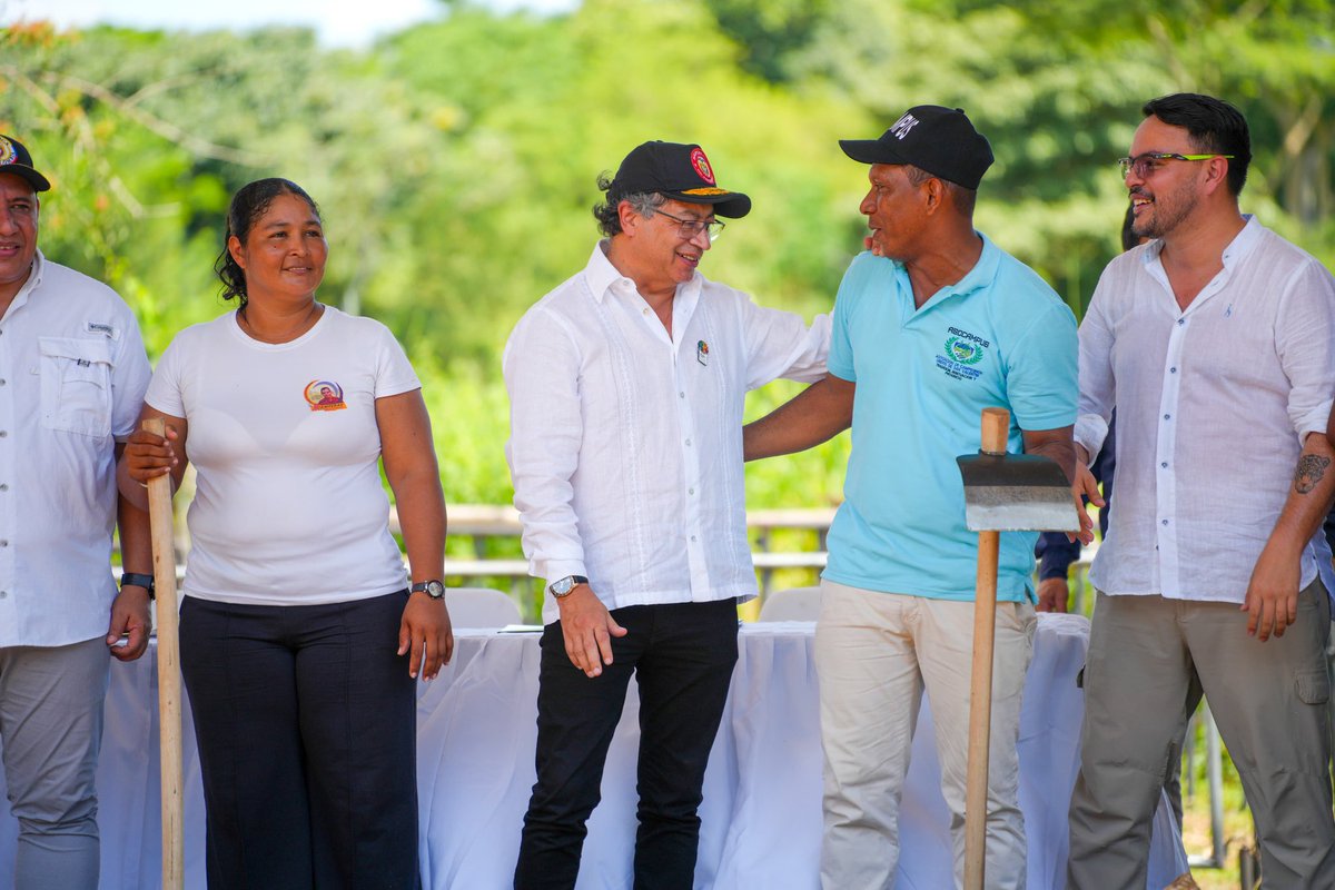En San Sebastián de Buenavista, Magdalena entregamos más de 3.000 hectáreas de tierra para la reconciliación.

Su comunidad es hoy ejemplo de trabajo y unidad popular. Serán 7 asociaciones que labrarán esta tierra para cosechar futuro.